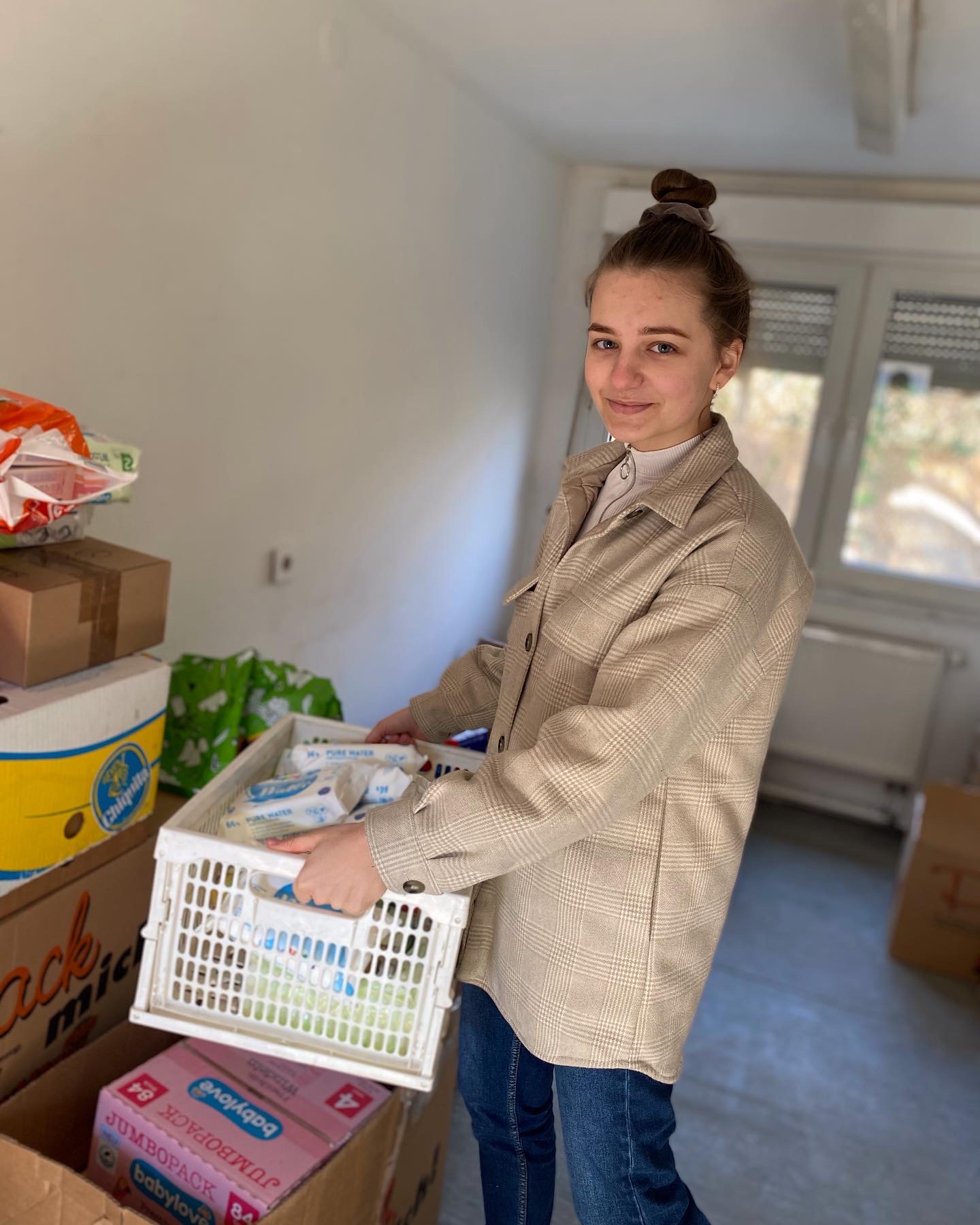 Anastasia verpackt die unzähligen Spenden (Quelle: Marcel Bockisch-Ernst)