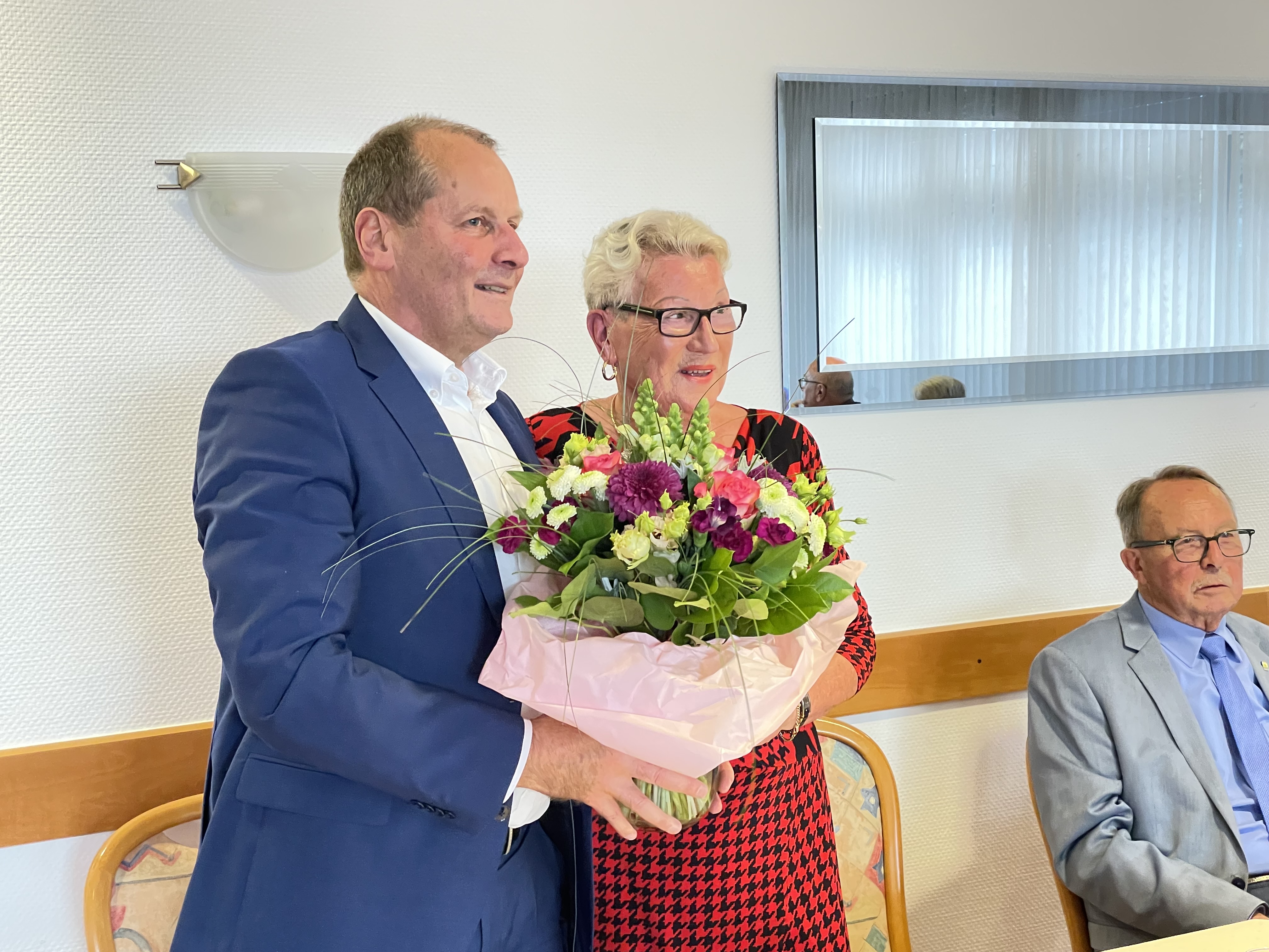 FDP Fraktionnsvorsitzender Christoph Schöll überreicht Ursula Schwerin einen Blumenstrauß